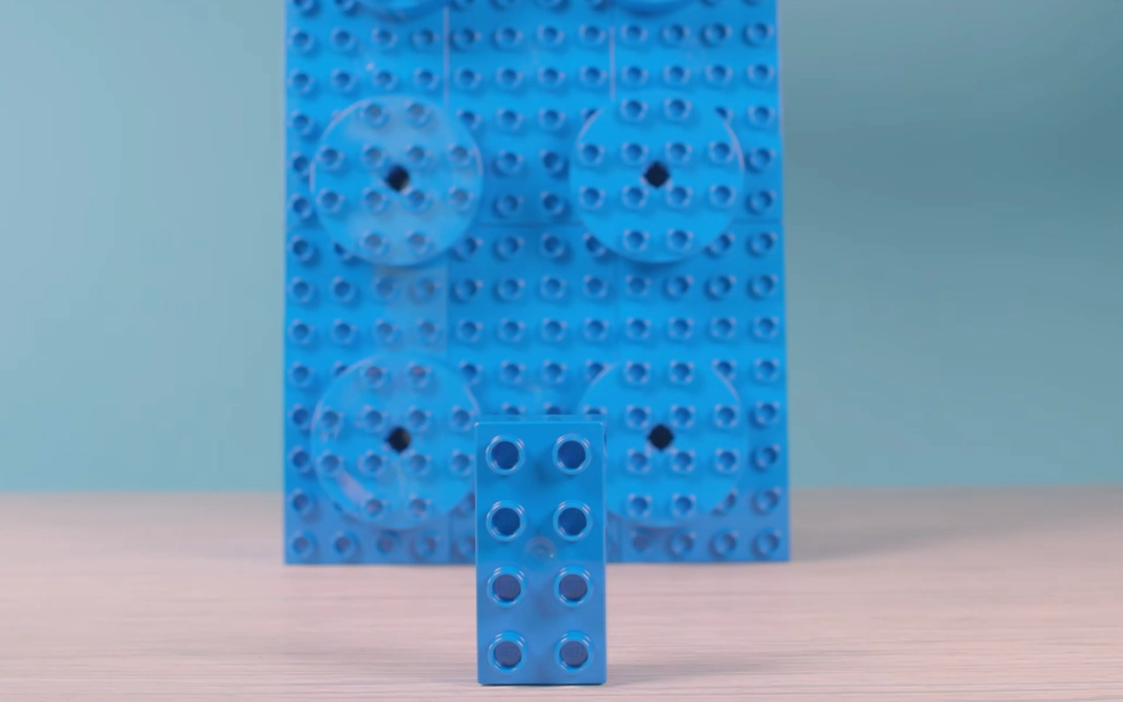 Et billede af en tung LEGO klods ved siden af en let
