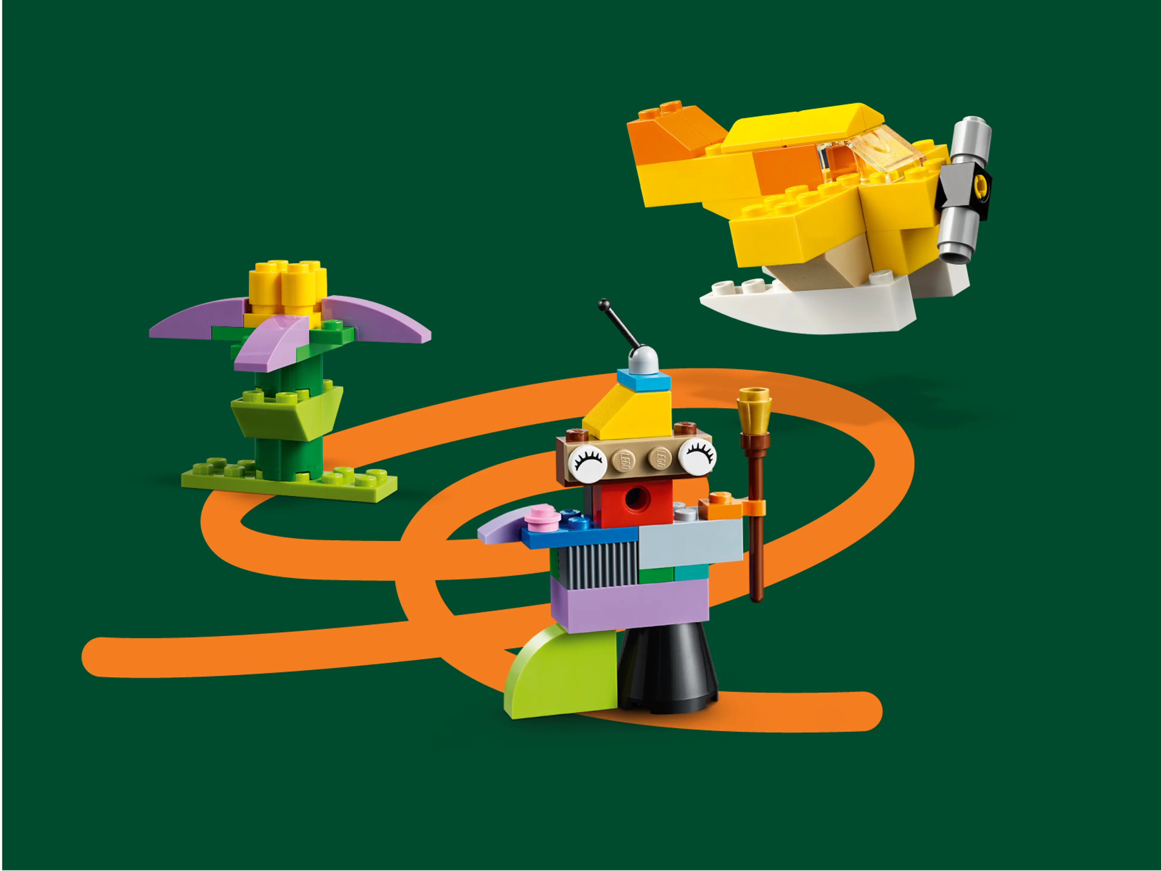 Et barn leger med LEGO klodser sammen med en kvinde
