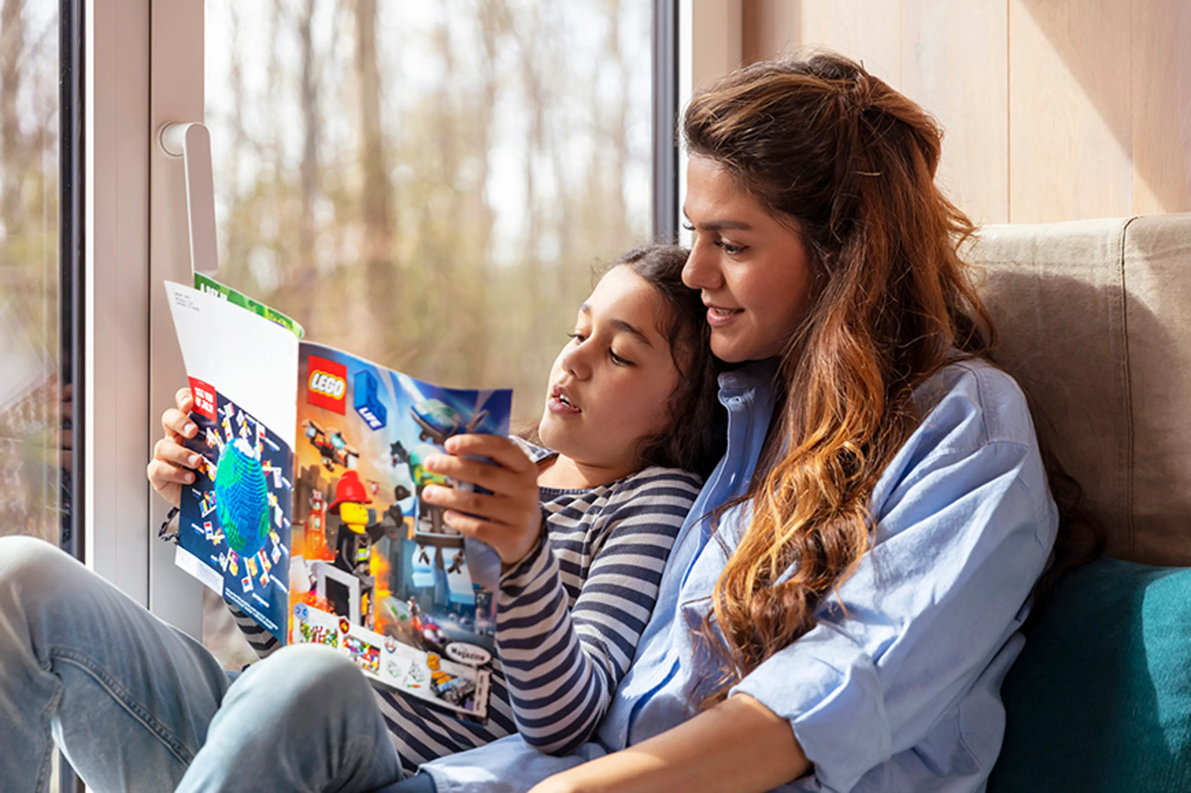En familie læser LEGO Life Magazine sammen