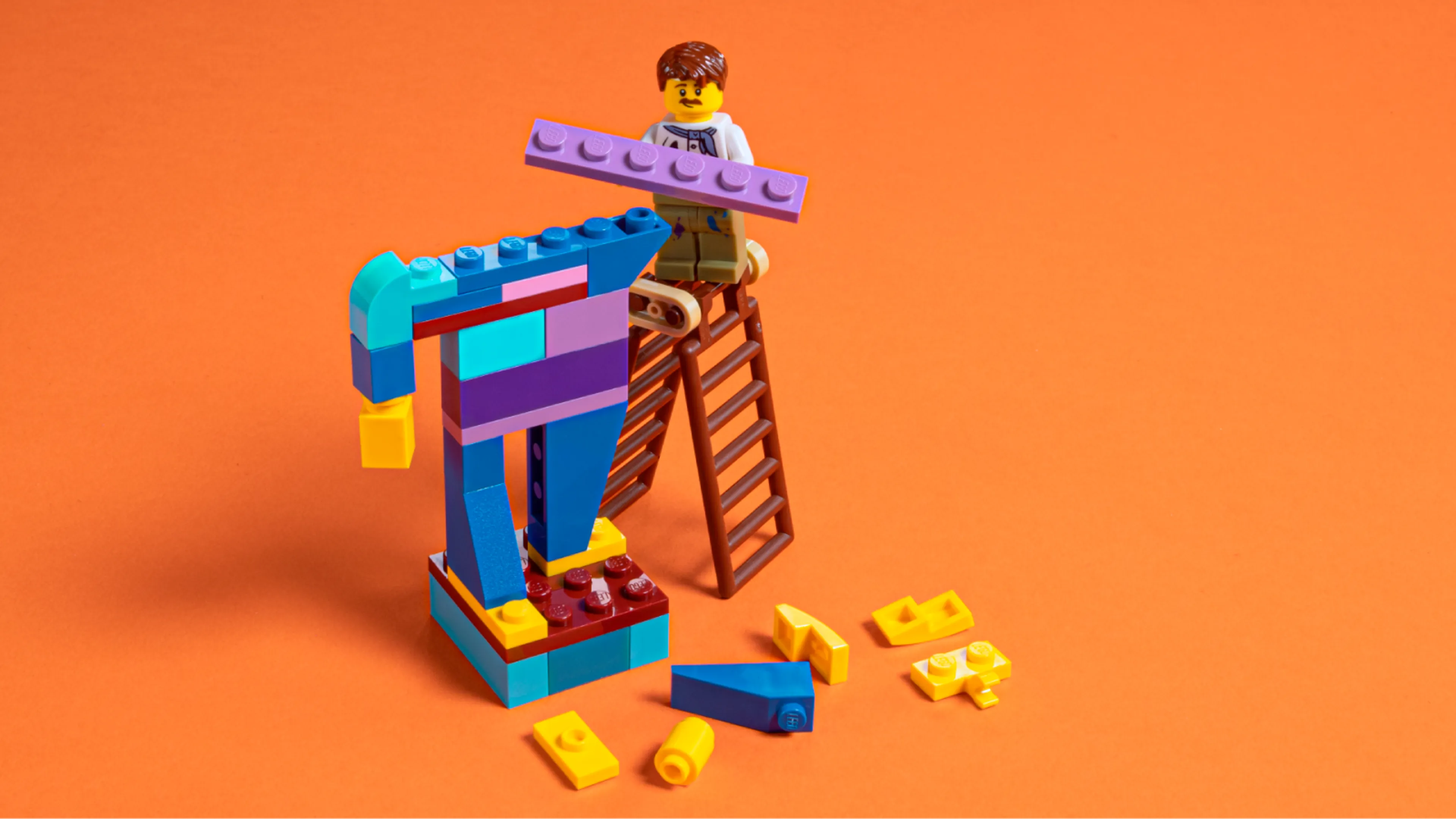 Eine Minifigur, die weiterhin an der LEGO-Statue baut