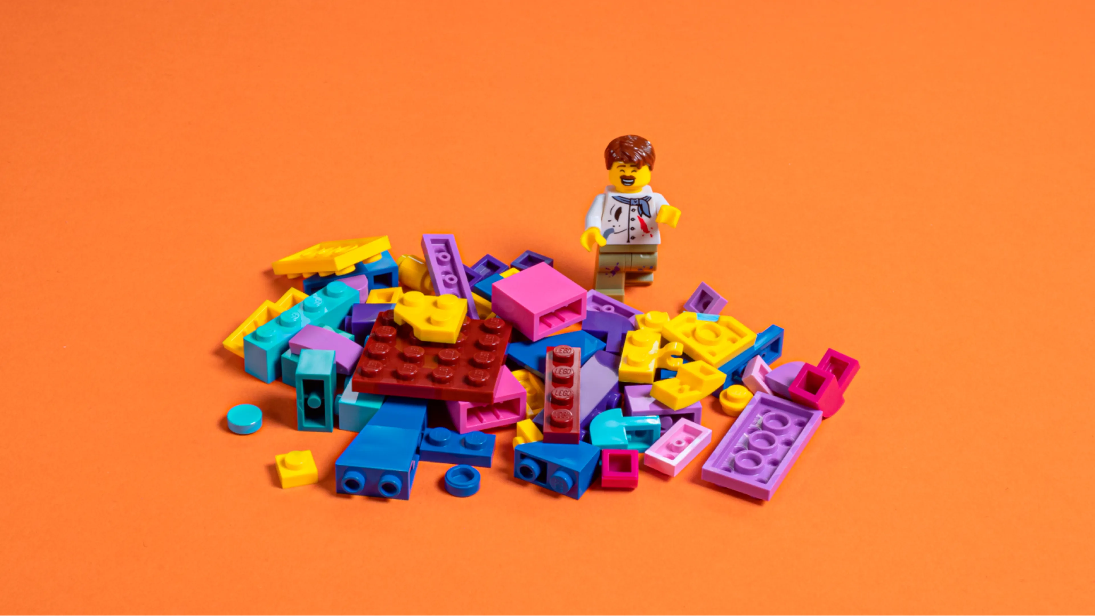 Een minifiguur en een stapel LEGO stenen
