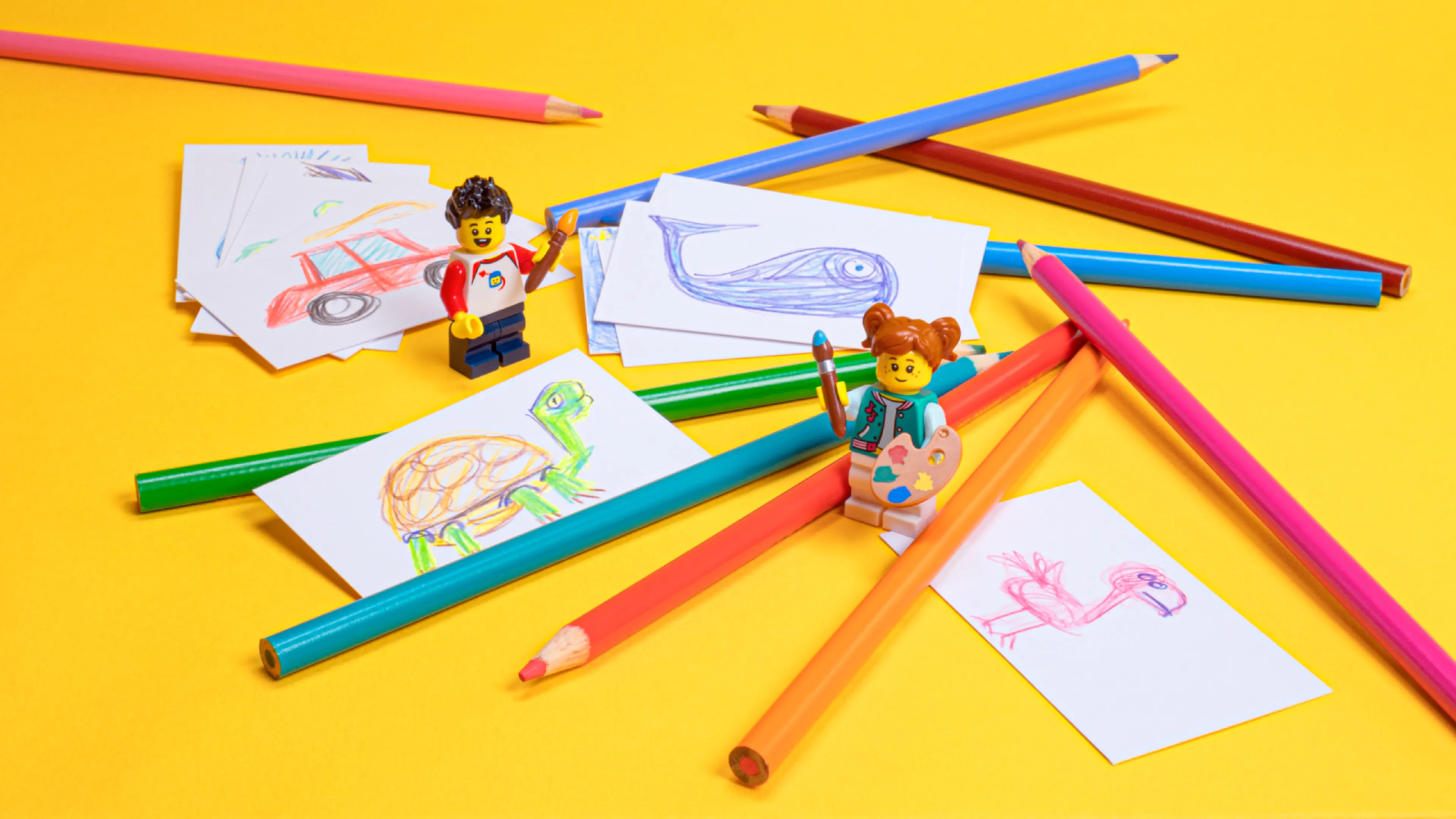 Minifigures with pencils and drawings