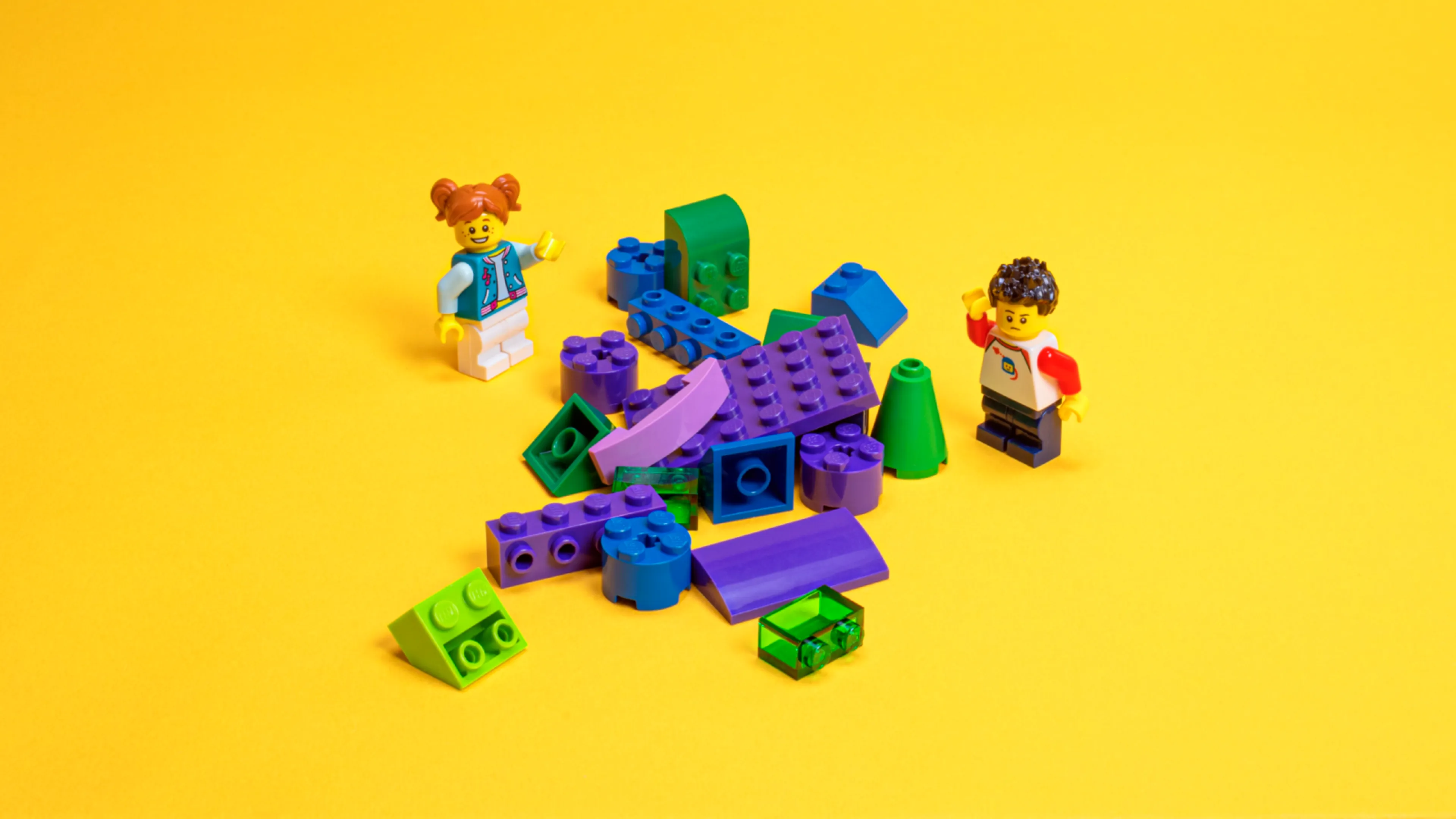 Minifigures with a pile of bricks