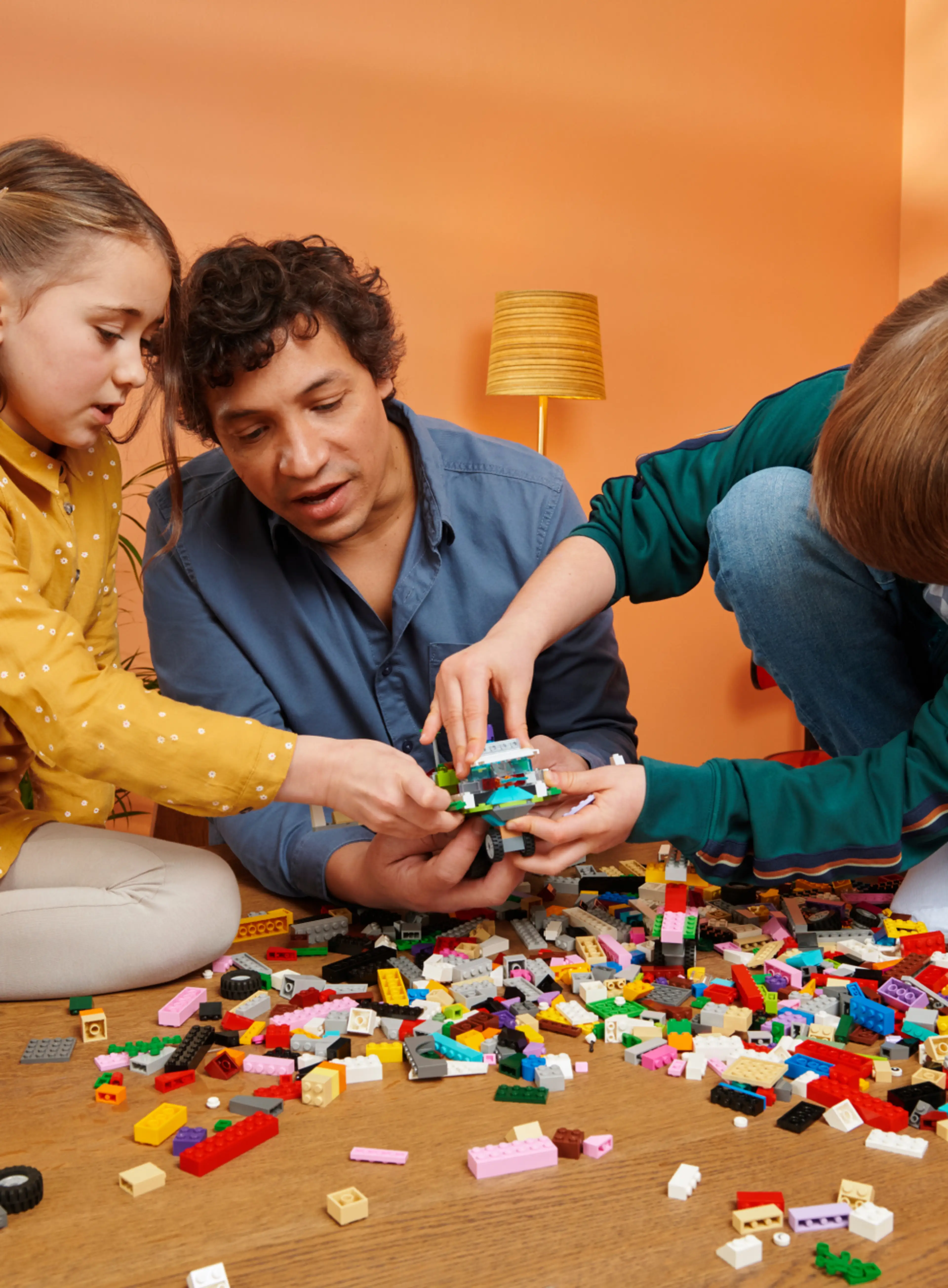 Una familia jugando con bricks LEGO