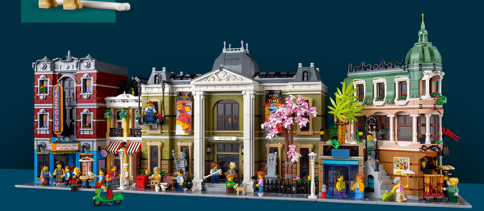 Natural History Museum 10326 | LEGO® Icons | Buy online at the