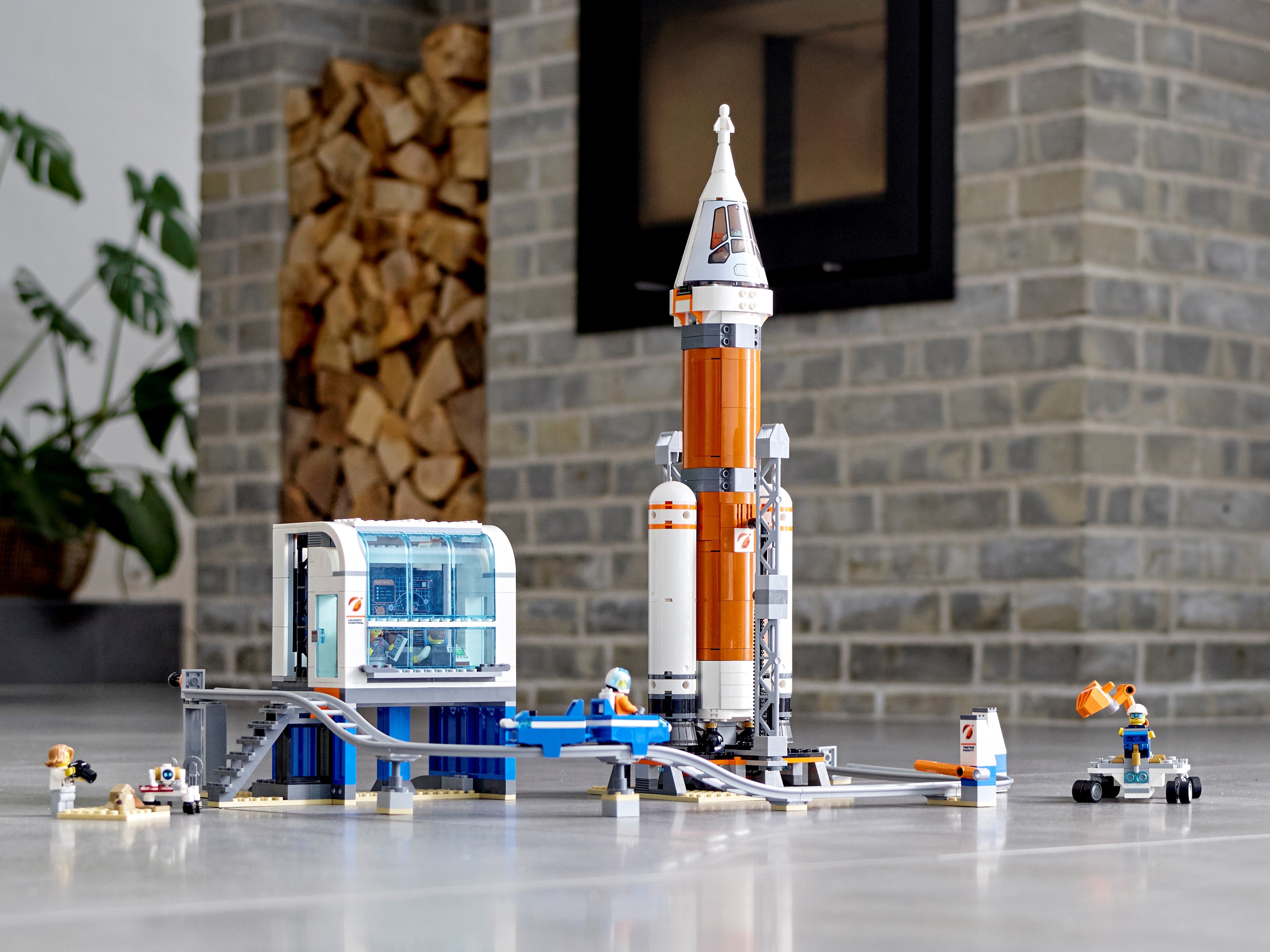 Deep Space Rocket and Control 60228 | City | online at the Official LEGO® Shop US