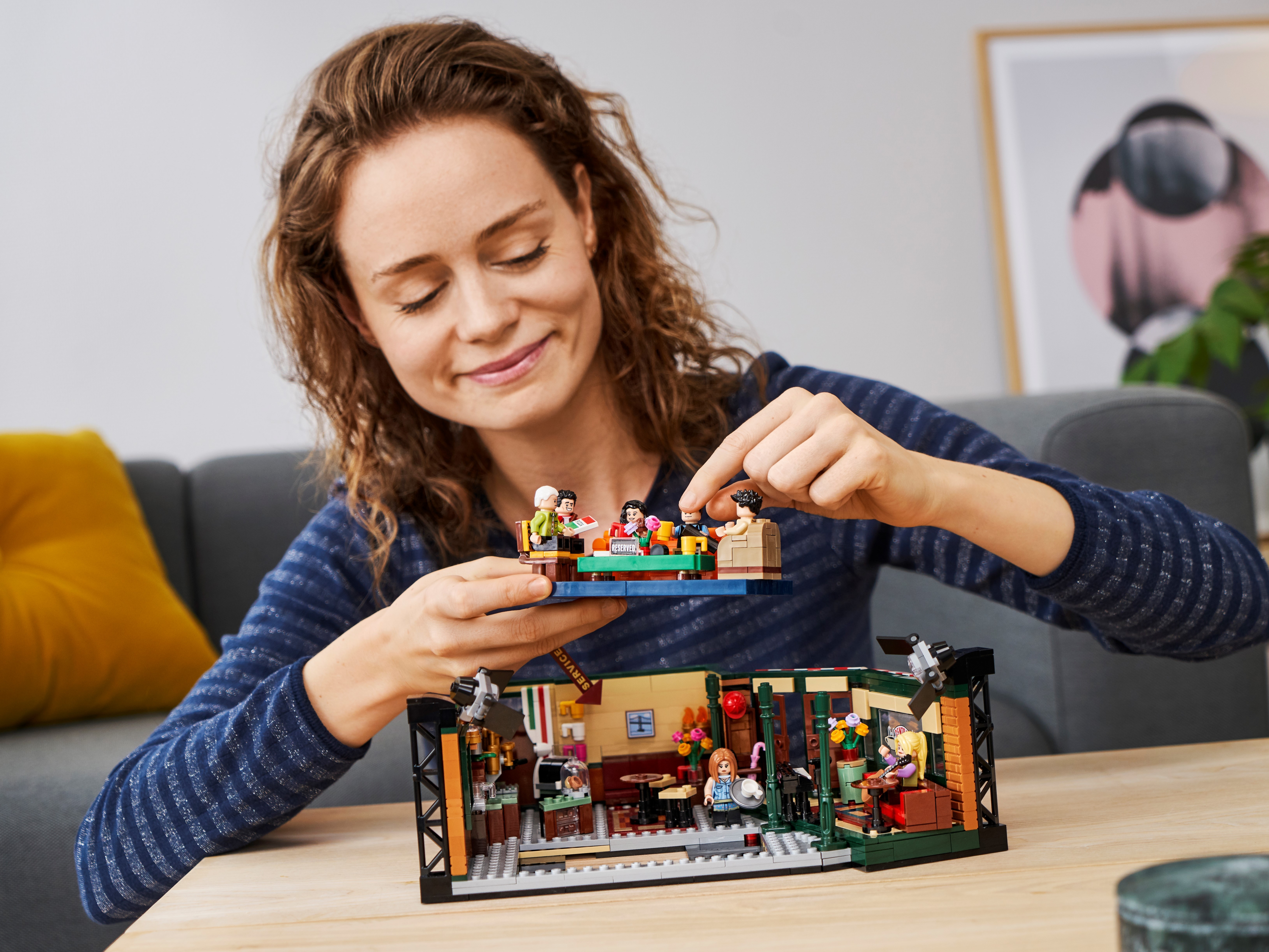 ▻ Vite testé : LEGO Ideas 21319 Central Perk - HOTH BRICKS