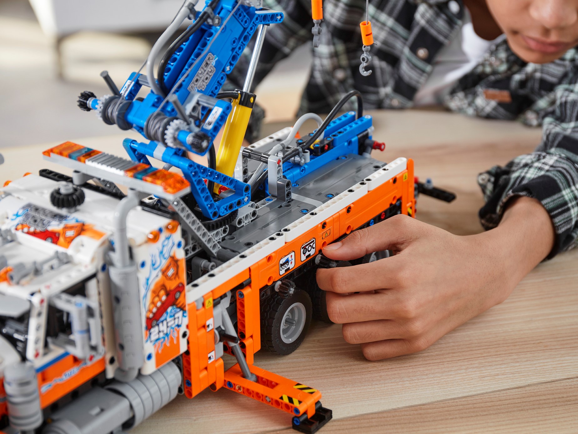 LEGO Technic Le camion de remorquage lourd 42128 LEGO : la boîte à Prix  Carrefour