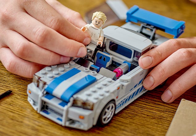 LEGO 76917 Speed Champions Nissan Skyline GT-R (R34) 2 Fast 2 Furious, Kit  de Construction, Maquette de Voiture de Course, avec Minifigurine Brian  O'Conner : : Jeux et Jouets