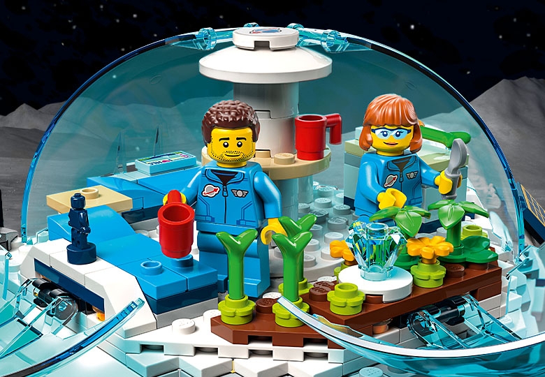 Lunar Research Base 60350 | City | Buy online at the Official LEGO