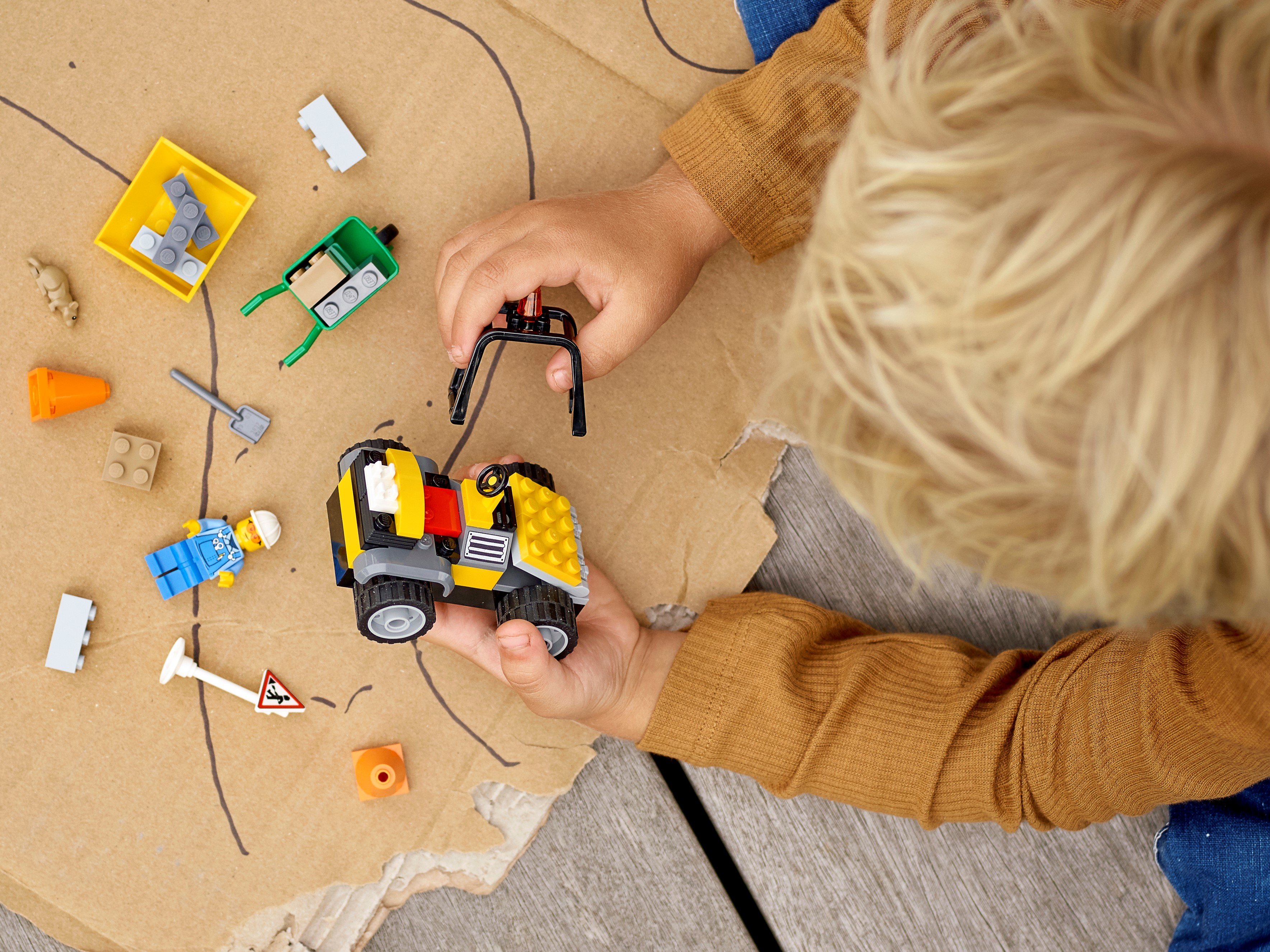 Lego city 60284 le camion de chantier chargeur frontal a benne basculante  jouet voiture pour garçon ou fille de 4 ans et plus - La Poste