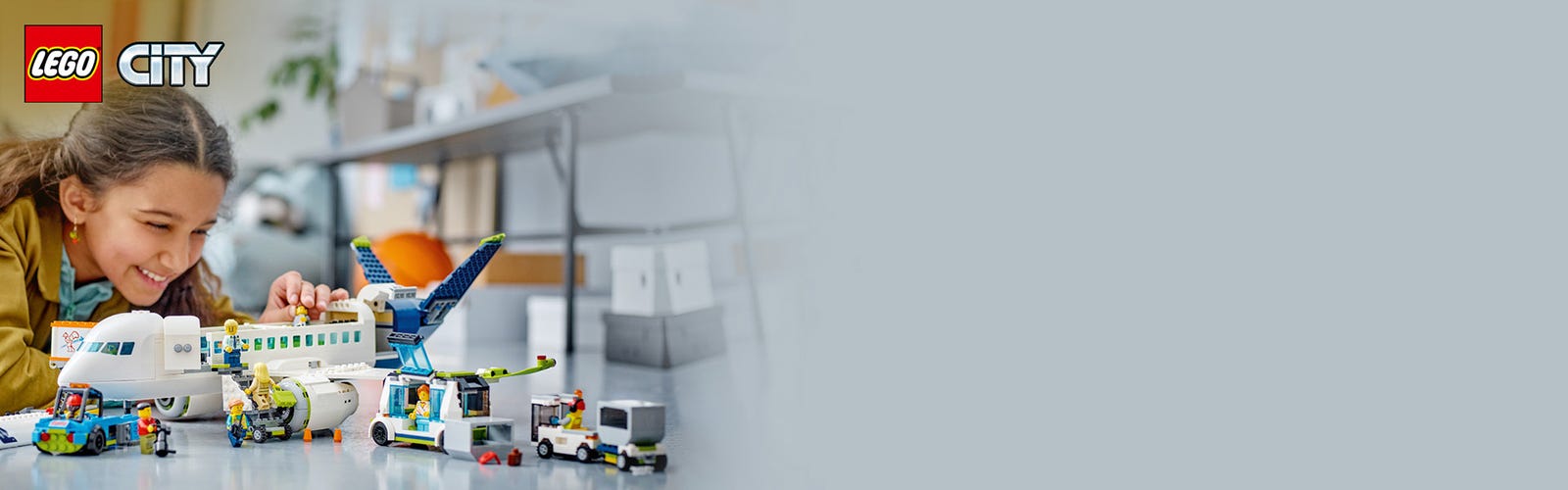 LEGO LEGO City 60367 L'Avion de Ligne, Jouet avec Bus de l