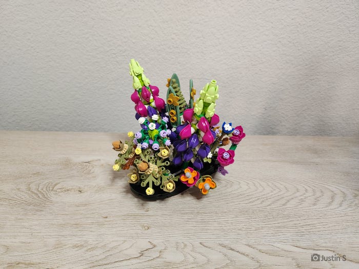 Vaso da fiori LEGO® dal design personalizzato con fiori di