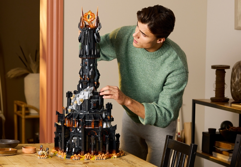 A guided tour of the LEGO Icons i The Lord of the Rings i Barad dur set Official LEGO Shop GB