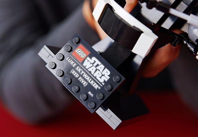 Le casque Red Five de Luke Skywalker™ LEGO STAR WARS 75327