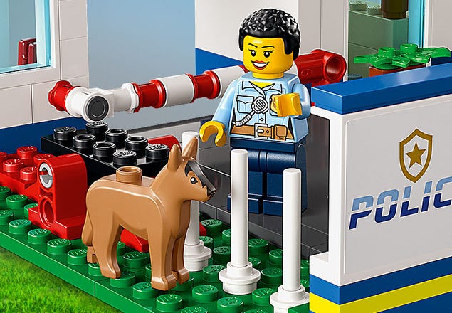 LEGO 60316 City Le Commissariat de Police, Jouets Voiture, Camion de  Poubelle et Hélicoptere Enfants +6 Ans, Set Aventures