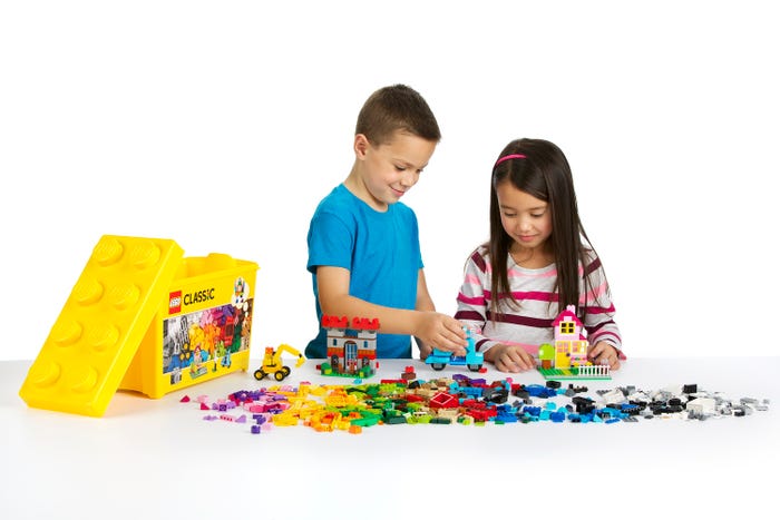 Photo libre de droit de Briques De Lego Enfant Les Mains banque d