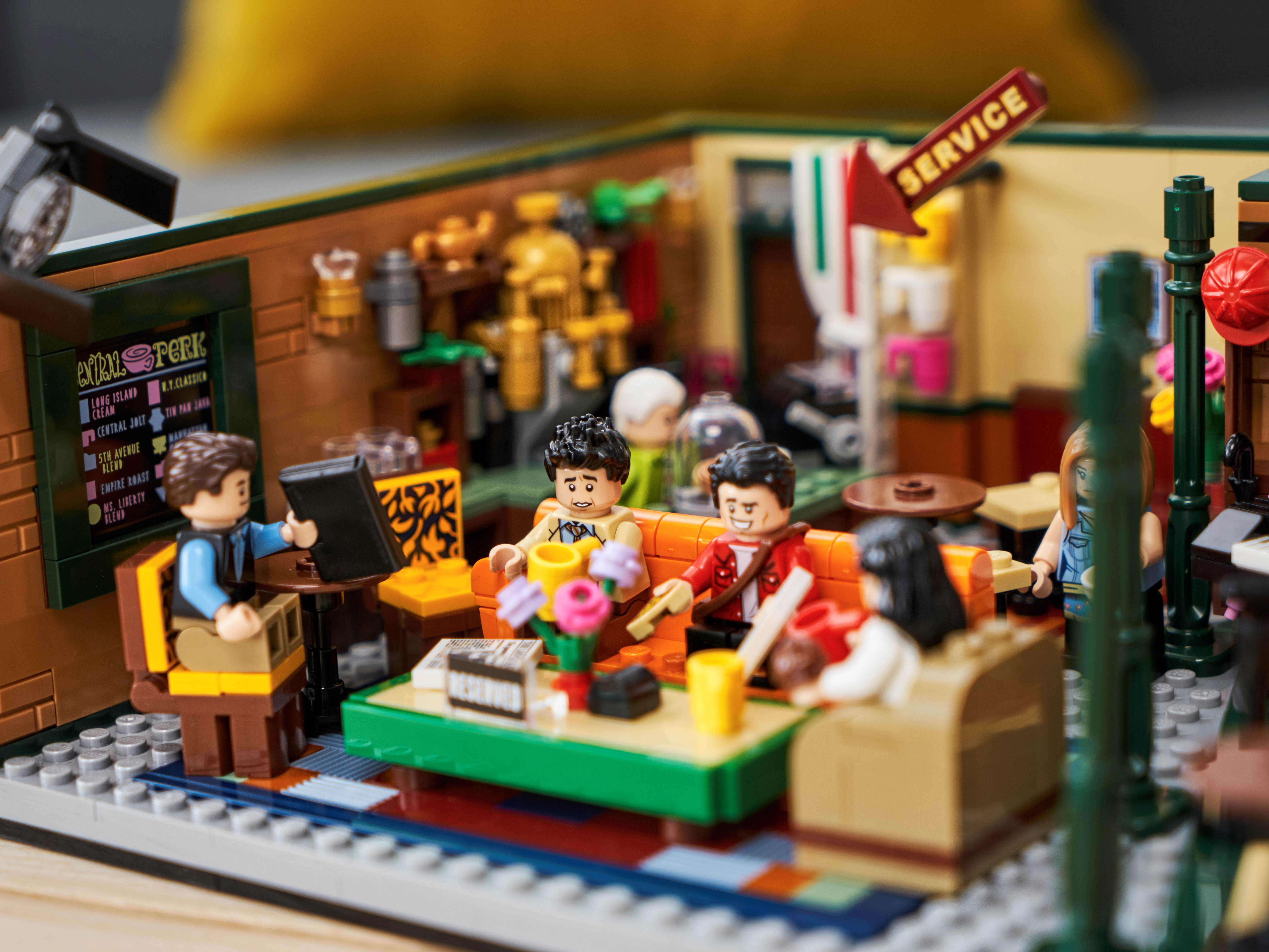 LEGO 21319 Ideas Central Perk avec Iconic Cafe Studio et 7 figurines de  collection du 25e anniversaire, Friends Série TV, Idée Cadeau Fête des  Mères : : Jeux et Jouets