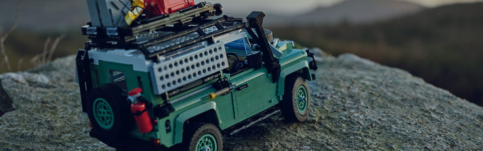 Den episke konkurrence om at bygge LEGO® Icons Land Rover Classic Defender 90 Officiel LEGO® Shop DK