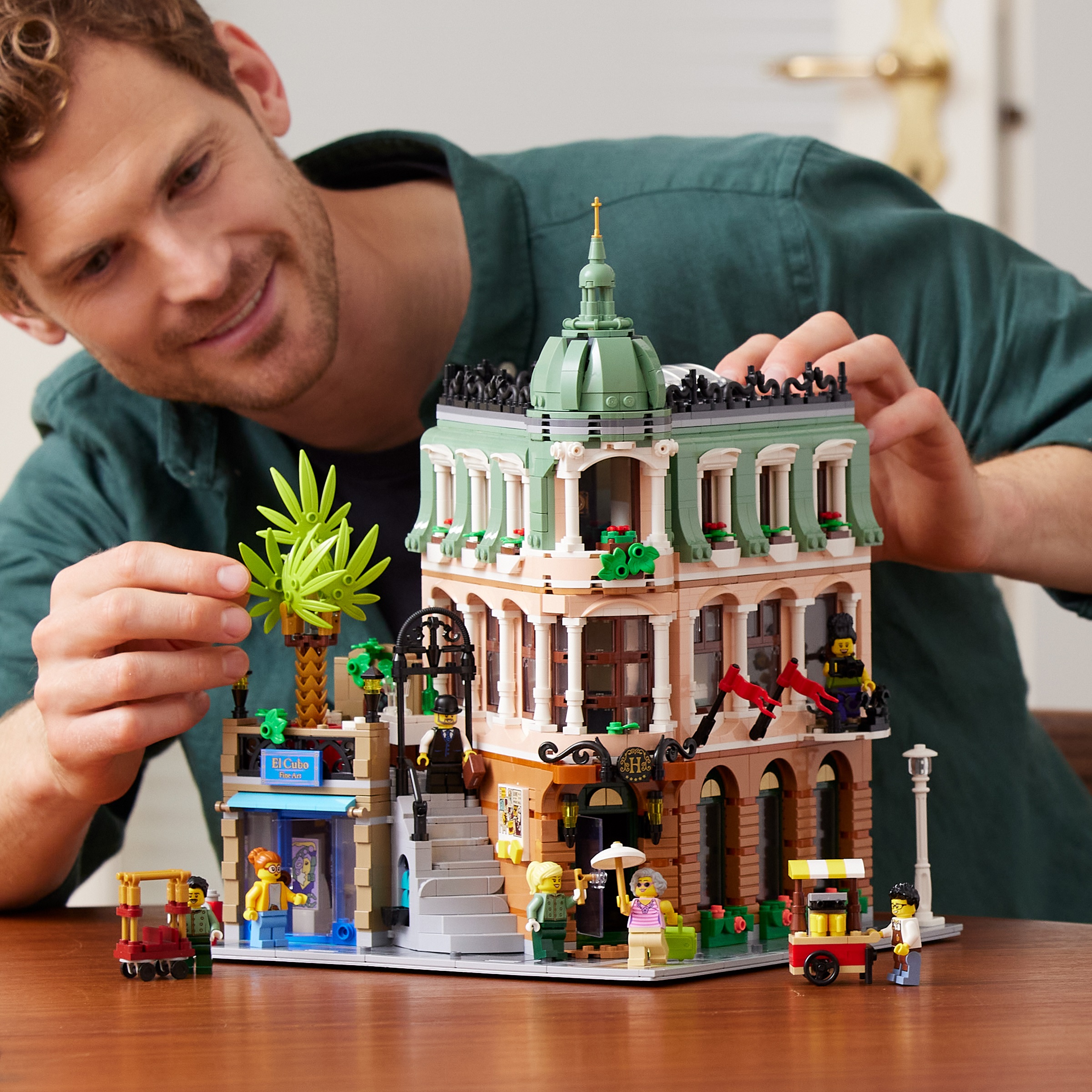 NBMNN Vitrine pour Modèles Collectionner, Vitrine Acrylique pour Lego  Creator 10297 Boutique Hotel (Modèles Lego Non Inclus) Taille : 30 X 30 X  35 CM 2MM Transparent : : Jeux et Jouets