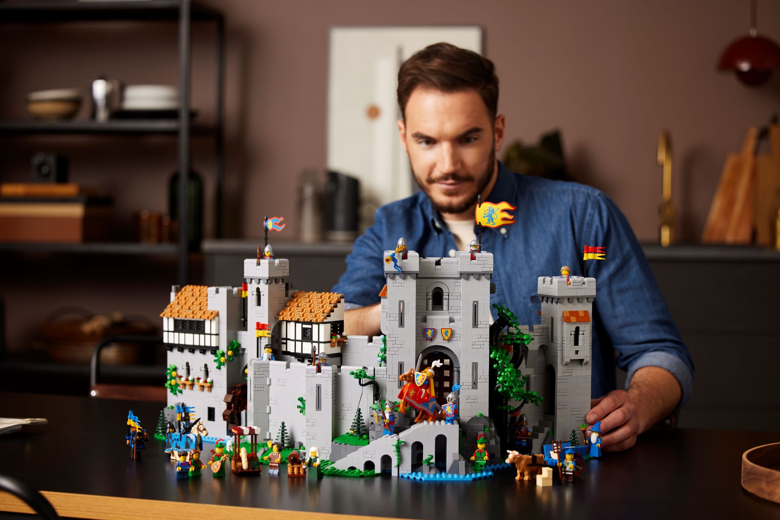 Lion Knights' Castle 10305 | LEGO® Icons | Buy online the LEGO® Shop US