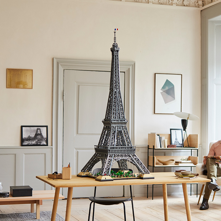 Paris : Lego fait de la tour Eiffel sa plus grande création