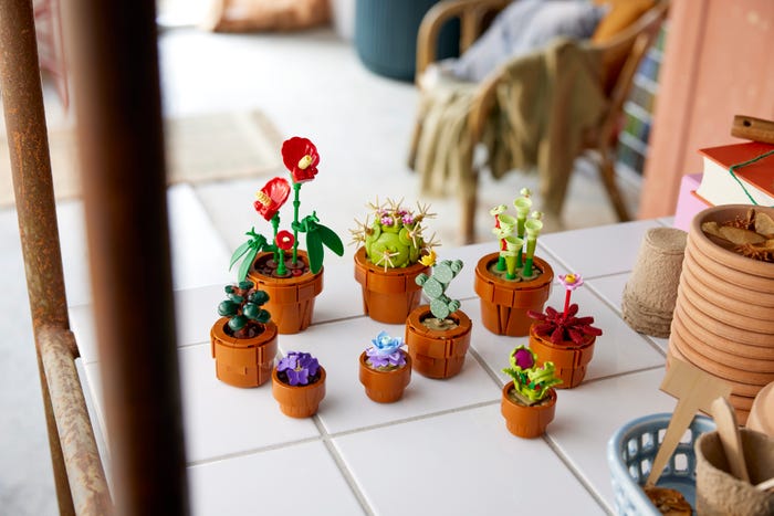 Perks of a faux flower in undying botanical Lego