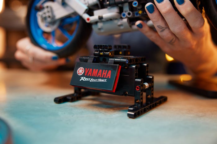 Warum Motorradfans die neue LEGO® Technic™ Yamaha MT-10 SP lieben werden