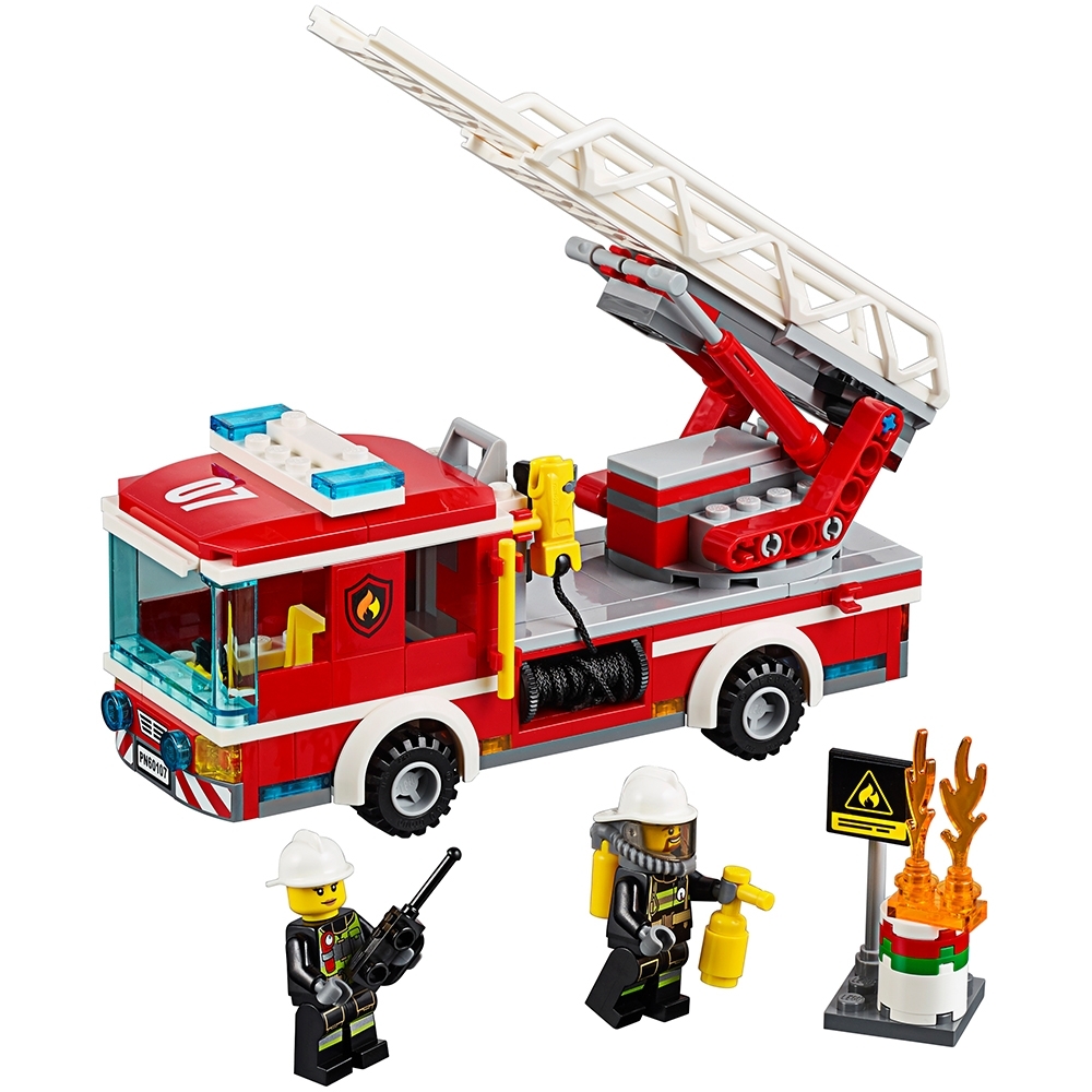 Le camion de pompiers avec échelle